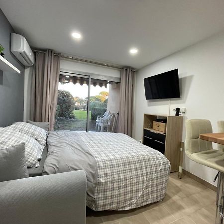 2 Pieces Climatise-Wifi / 4 Voyageurs / Boxe Prive / 2 Piscines / 2 Tennis / Petanque / Pingpong อองทีบส์ ภายนอก รูปภาพ